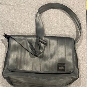 Harveys Grey seatbelt messenger laptop bag